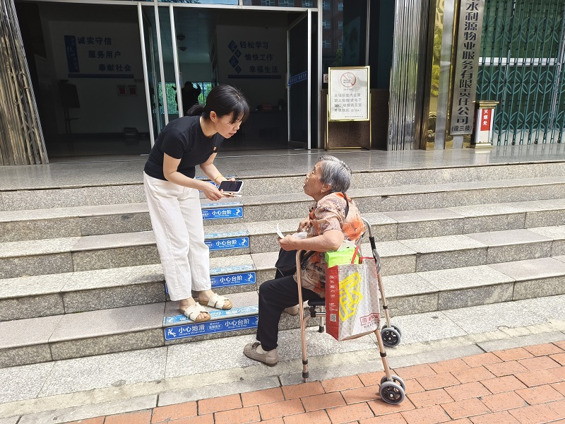 躬身服務(wù).jpg 躬身服務(wù).jpg